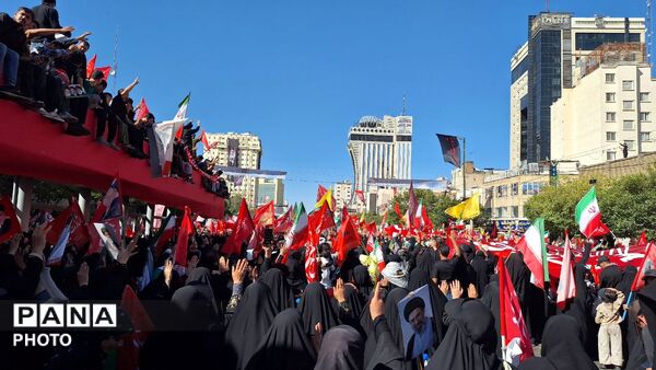 مشهد، در آغوشِ حرم، با رهبر شهید وداع کرد