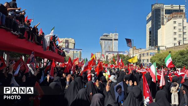 مشهد، در آغوشِ حرم، با رهبر شهید وداع کرد