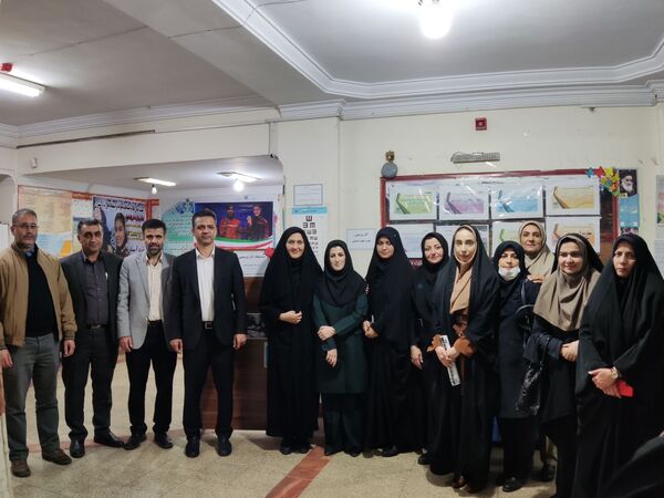 بازدید قطب کشوری مدیران از آموزشگاه شهدای معلم 2 همزمان با برپایی نمایشگاه علمی پژوهشی، انرژی های نوین، ادبیات و ریاضی