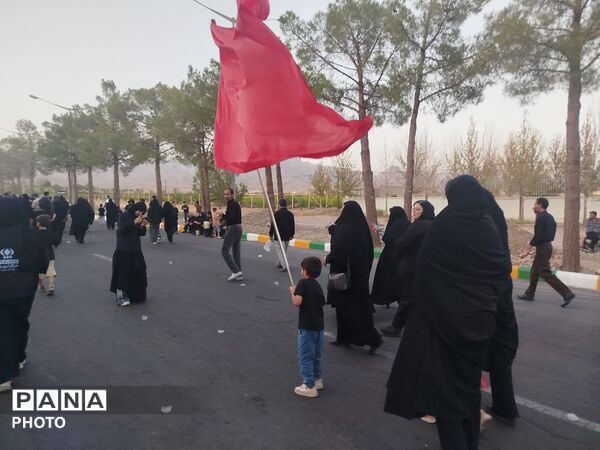 رقص پرچم‌ها در باد عزای کاشمر هم‌صدایی آسمان با زائران