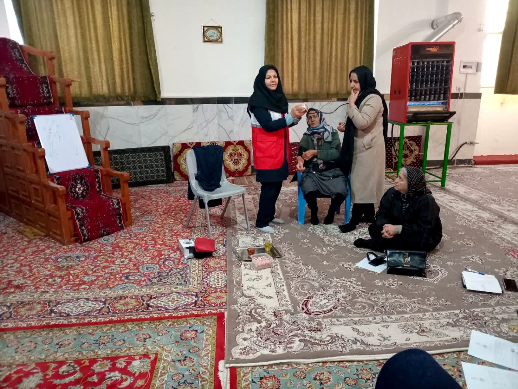 دوره‌ آموزشی‌ هلال‌احمر در پایگاه‌ بسیج مطهره شیروان