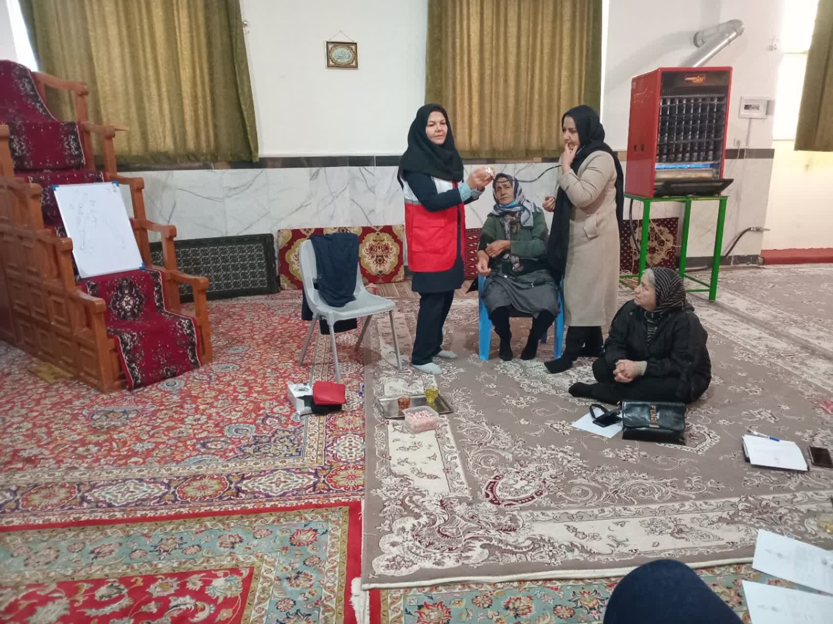 دوره‌ آموزشی‌ هلال‌احمر در پایگاه‌ بسیج مطهره شیروان
