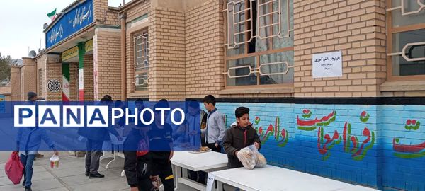 برگزاری بازار چه دانش‌آموزی دبیرستان پسرانه متوسطه اول آزادگان شهرستان کاشمر 