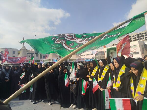 حضور پرشور دانش‌آموزان دبیرستان مهدی خدابنده در راهپیمایی ۱۳ آبان