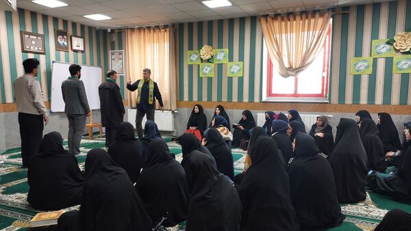 آموزش ضمن خدمت مربیان پیشتازان مدارس در دبستان آرمینه مصلی نژاد 
