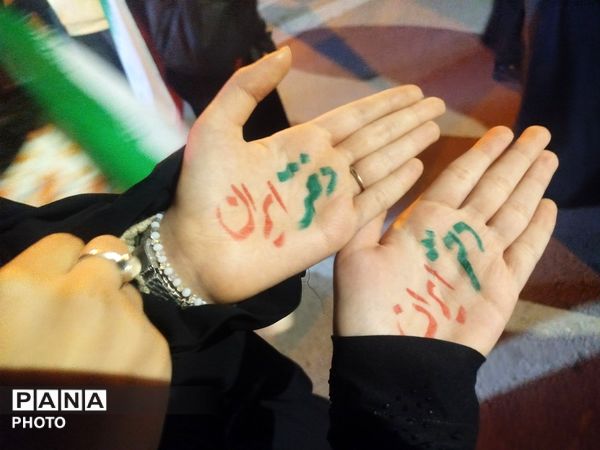  مردم در خیابان‌ها با پرچم ایران، با آرمان‌های انقلاب تجدید پیمان کردند