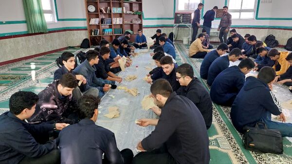 برگزاری نماز جماعت و زیارت عاشورا در دبیرستان شاهد
