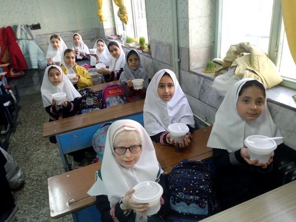افطاری دانش آموزان روزه اولی مدرسه دخترانه هدی یک شهرستان قدس