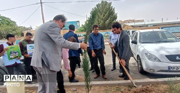 مسئولین اداره آموزش و پرورش کاشمر دو نهال بر زمین نهادند