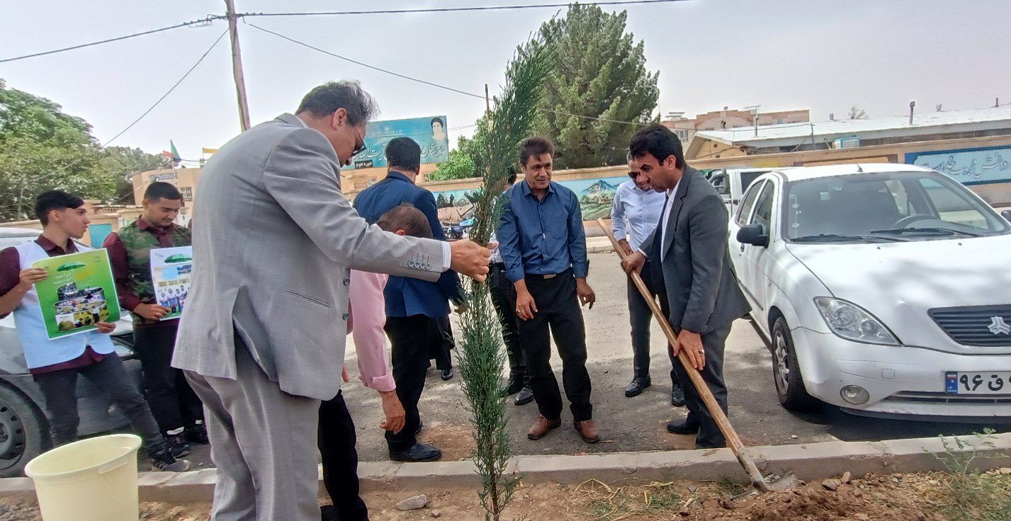 مسئولین اداره آموزش و پرورش کاشمر دو نهال بر زمین نهادند