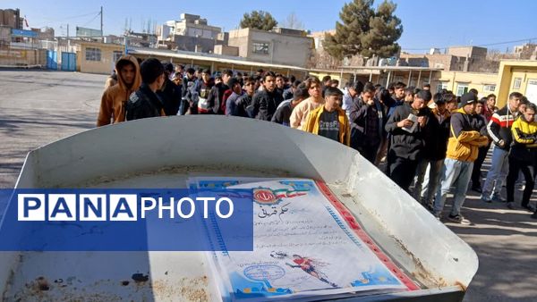 آیین تجلیل و قدردانی از برترین‌های مسابقات فوتسال درون مدرسه‌ای در دبیرستان امام رضا (ع) 