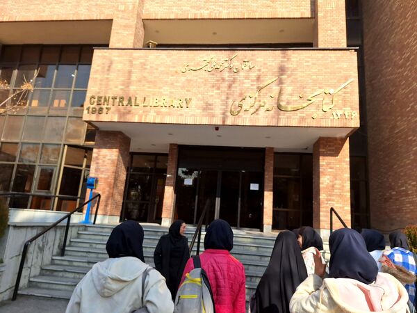 بازدید دانش‌آموزان مدارس هیأت امنایی فرزانگان و شهدای مدافع حرم از دانشگاه صنعتی شریف 