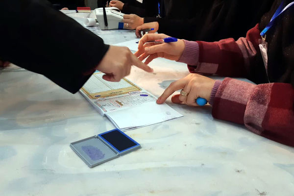 حضور استاندار تهران در شعب اخذ رای انتخابات 1402