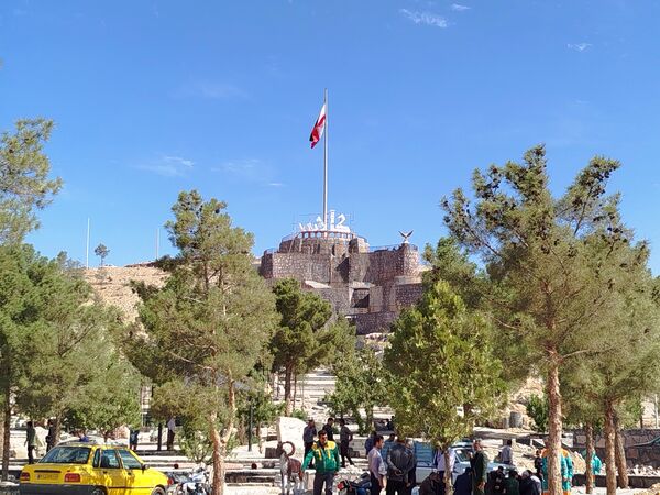  آیین برافراشته شدن پرچم مقدس ایران در بلندترین نقطه کاشمر