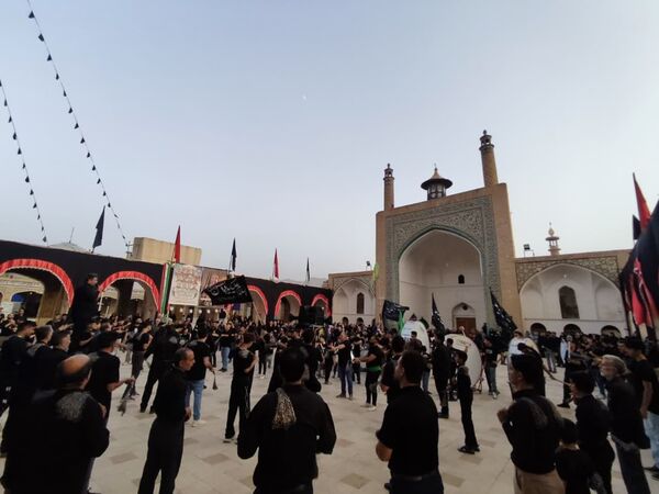عزاداری زائران و مجاوران حرم مطهر اردهال در شب تاسوعای حسینی