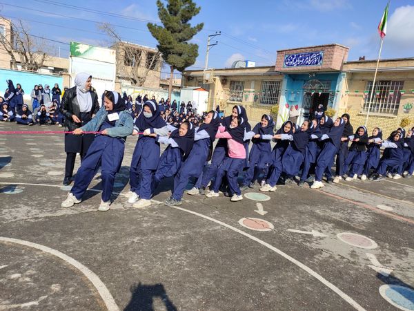  مسابقه طناب کشی به مناسبت دهه فجر در مدرسه ناهید نخودی 