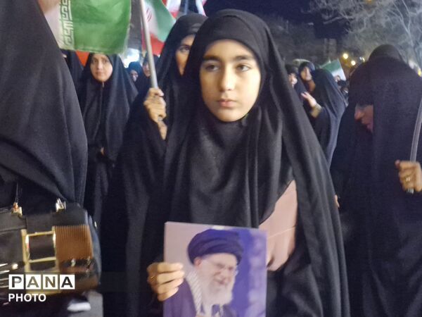 حضور پرشور دانش‌آموزان، نوجوانان وکودکان اردبیلی در تجمع حمایتی از جبهه مقاومت ورزمندگان پرتوان اسلام