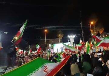 نمایی حماسی از انبوه مردم پلدختر با مشعل‌های فروزان در میدان بهشتی