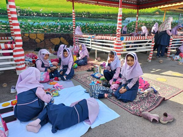 برگزاری اردوی حیاطی و جشن آخر سال در دبستان دخترانه شاهد تحقیقی ناحیه ۶
