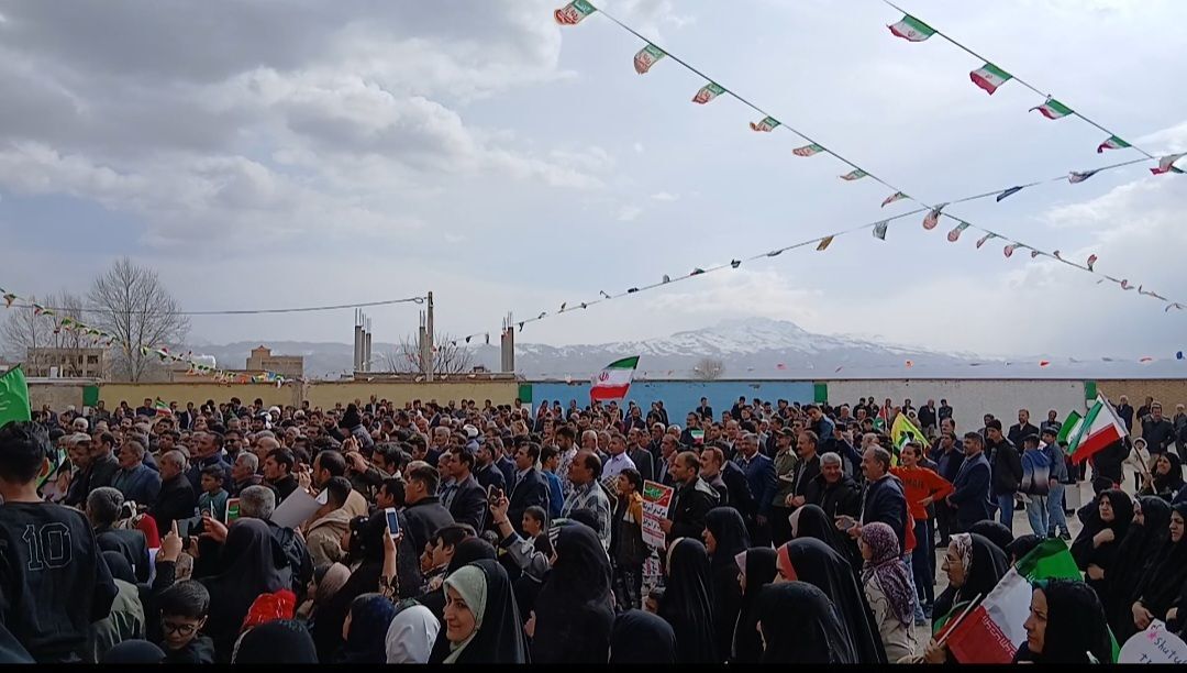 مردم شهرستان خانمیرزا در راهپیمایی ۲۲ بهمن وحدت را به نمایش گذاشتند