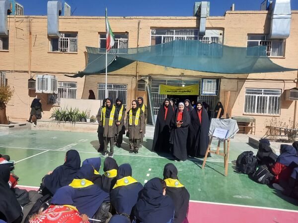 هم‌صدایی دو نسل در دبیرستان عفت؛ جشن شعبانیه و دهه فجر با رنگ همدلی