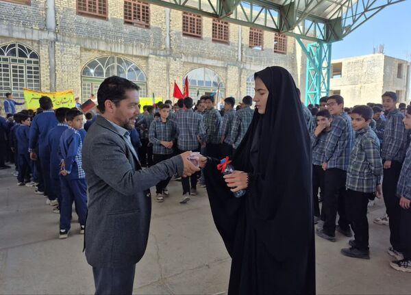 نمایش جرعه ای از ایستادگی در مسیر راهپیمایی ۱۳ آبان ماه