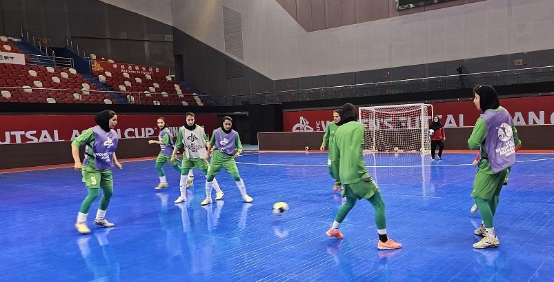 جام ملت‌های آسیا؛ تمرین بانوان فوتسالیست در سالن اصلی مسابقه