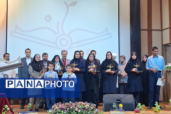 تجلیل از برگزیدگان جشنواره بزرگ جوانه در مجتمع آموزشی و فرهنگی علوم پزشکی شیراز 