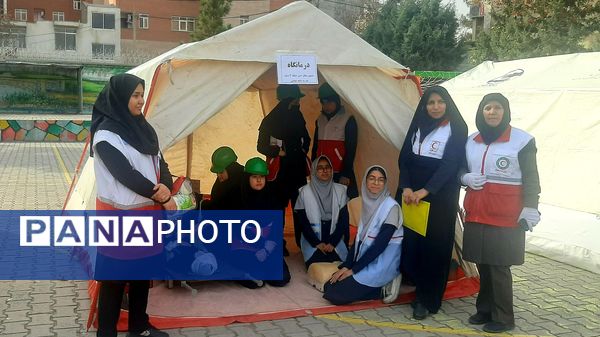مانور زلزله در دبیرستان شاهد شهید حمامی ناحیه۶ مشهد