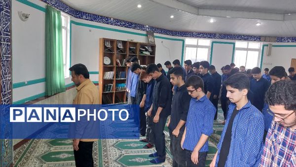 برگزاری نماز جماعت و زیارت عاشورا در دبیرستان شاهد