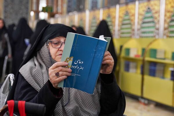 قرائت دعای‌ام داوود در حرم مطهر رضوی