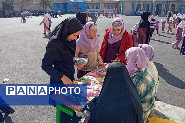 بازارچه دانش‌آموزی در دبستان شاهد شهید محمدرضا کشاورز 