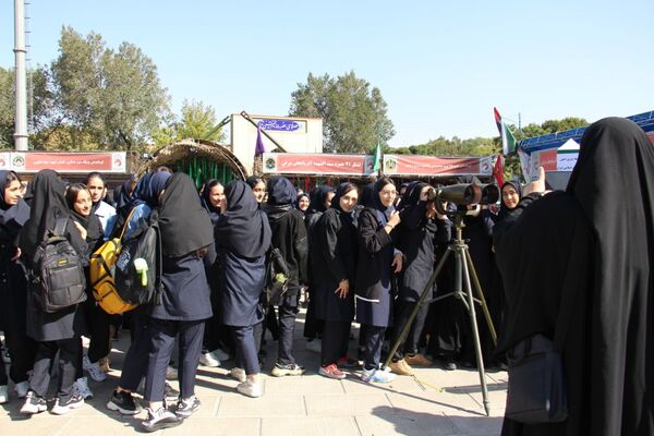 نمایشگاه هفته دفاع مقدس لاله‌های روشن در تبریز 
