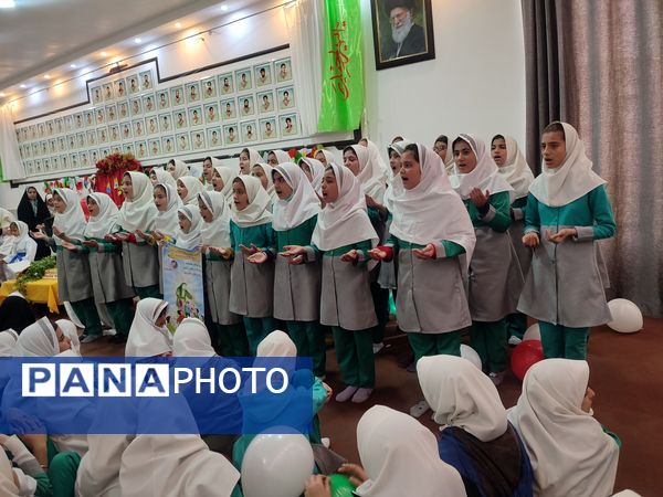 جشن انقلاب در دبستان شکوفه‌های انقلاب