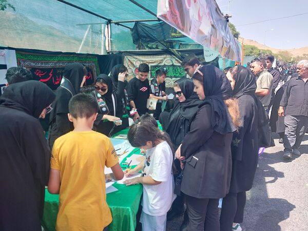 خدمت‌رسانی پیشتازان و خبرنگاران دانش‌آموزی در موکب عشاق‌الحسین گاوازنگ