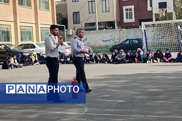 حضور‌ آتش نشانان شهر قدس در دبیرستان فرزانگان