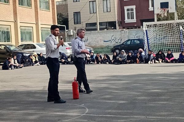 حضور‌ آتش نشانان شهر قدس در دبیرستان فرزانگان