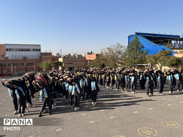 برگزاری مراسم صبحگاه تشکیلاتی در هنرستان دخترانه دکتر مهدی اکبریه تبریز