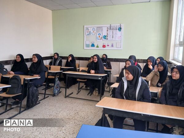 نشست دانش آموزان دبیرستان مادر مهربان خلیل آباد با مشاور اجرایی مدیر آموزش و پرورش