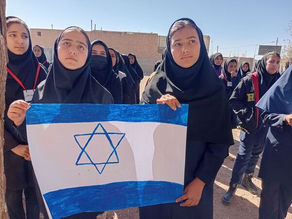 گرامیداشت سیزده آبان در دبیرستان مادرمهربان خلیل آباد