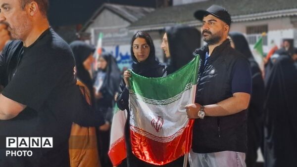 تجلی وحدت در کومله؛ تجمع شبانه در حمایت از نیروهای مسلح و رهبر معظم انقلاب
