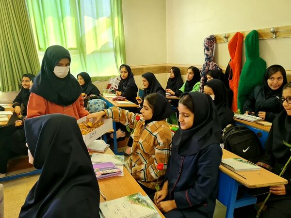 ویژه برنامه هفته نیروی انتظامی در دبیرستان شهید تیمسار فلاحی ناحیه یک کرج 