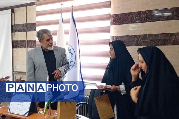 تقدیر از دانش‌آموز خبرنگاران فعال پانا در مراسم روز خبرنگار در شهرستان فیروزکوه