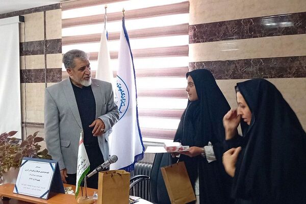 تقدیر از دانش‌آموز خبرنگاران فعال پانا در مراسم روز خبرنگار در شهرستان فیروزکوه