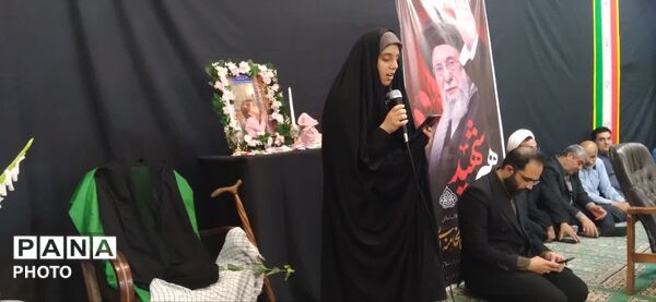  مراسم بزرگداشت رهبر شهید با حضور منتخب دانش‌آموزان استان یزد