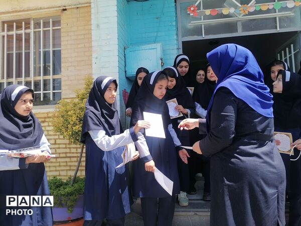 تجلیل از دانش آموزان برگزیده دبستان ناهید نخودی