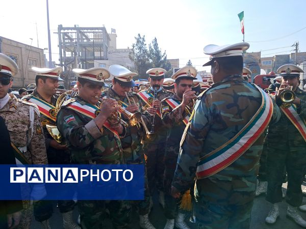 گلباران تمثال امام خمینی (ره) توسط دانش‌آموزان عجب‌شیر 