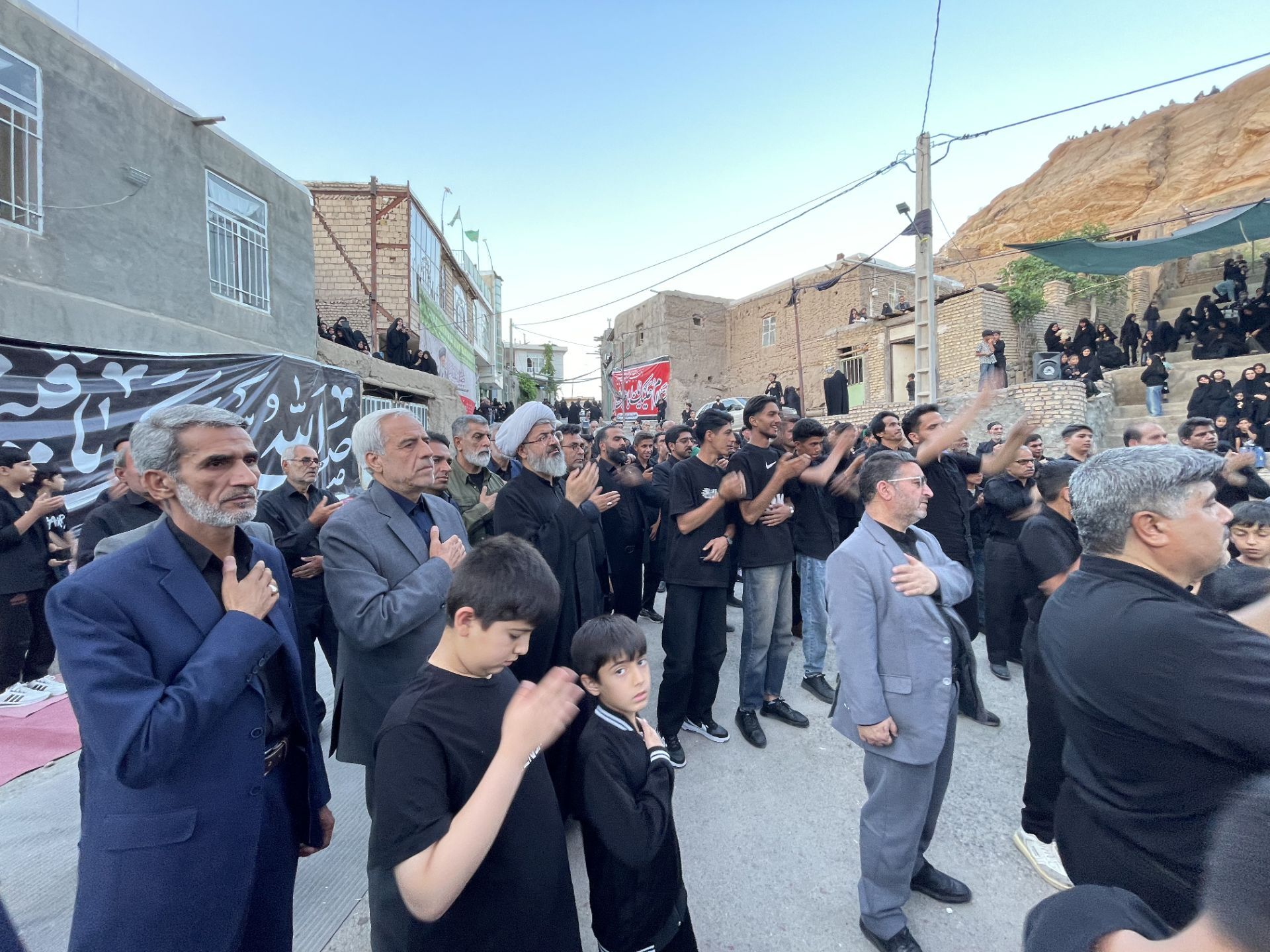 حضور امام جمعه و شهردار کاشمر در مراسم مقتل خوانی روستای طرق