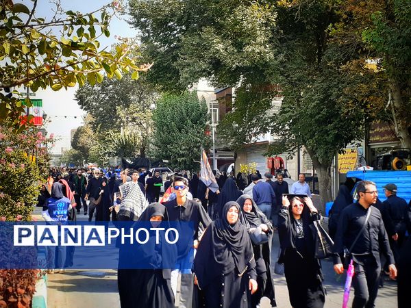  حضور پرشور اقشار مختلف جامعه در پیاده‌روی معنوی