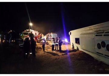 بی مبالاتی راننده و نقص فنی، علت واژگونی اتوبوس حامل دانش‌آموزان کرمانی 